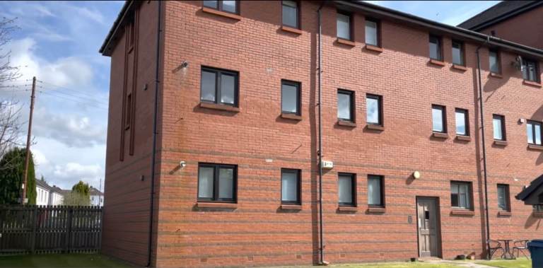 Recently renovated 2 bedroom, 1 bathroom flat in G13 1AQ