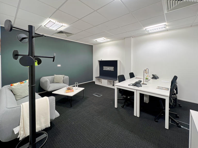 Leicester - LE191SY \ Extra-Large Office with Space for Up to 15 Desks