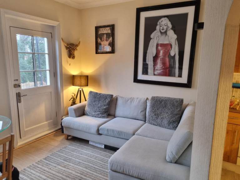 1 Bedroom apartment to rent fully furnished with balcony and car parking space