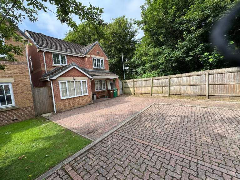 SPACIOUS FOUR BEDROOM DETACHED HOUSE WITH THREE BATHROOMS, MOEDRN DESIGN IN EXELLENT LOCATION