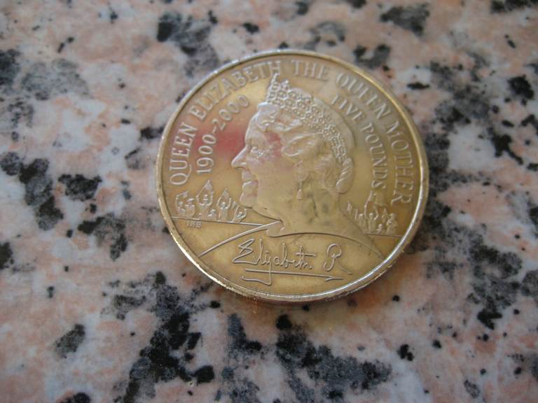 Queen Elizabeth The Queen Mother Centenary Five Pound Crown - Excellent condition c2000