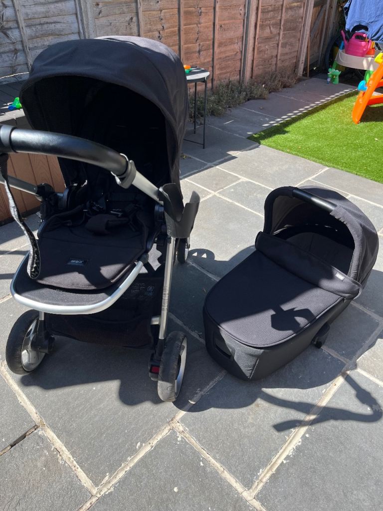 Black Mamas and Papas Pram Flip XT2