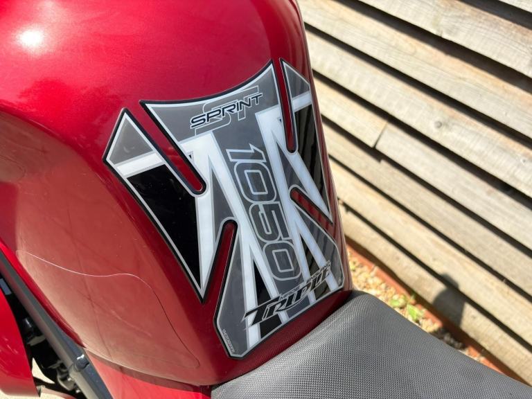 2007 / 07 Triumph Sprint 1050 £1900 Red 42803 miles.