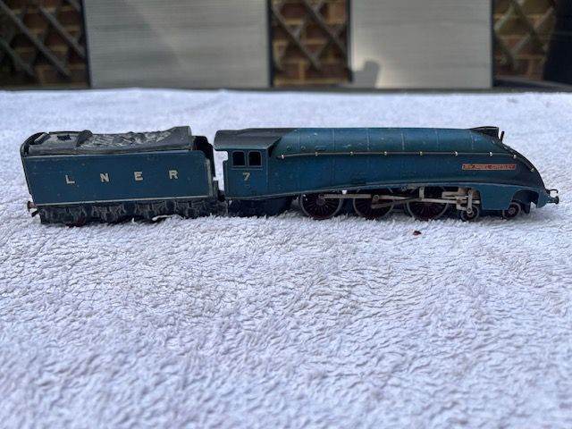 Hornby 3 track Sir Nigel Gresley steam engine