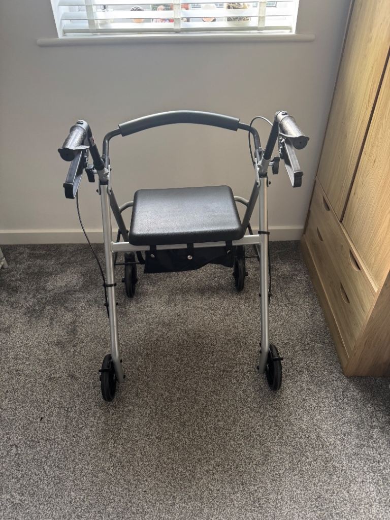 4 wheel Rollator with seat