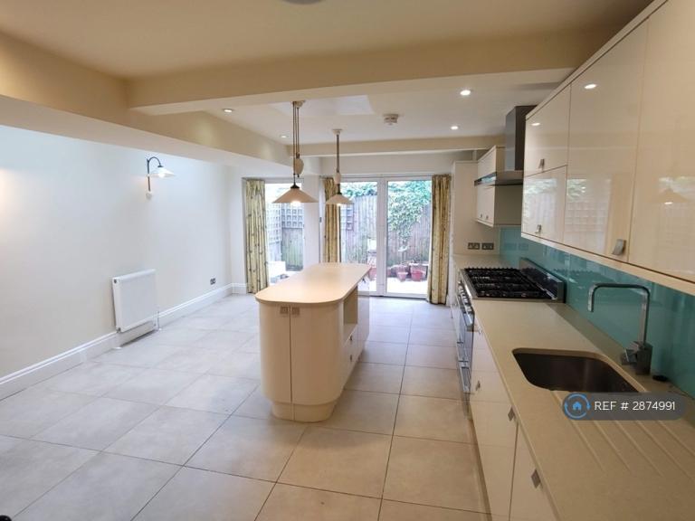 3 bedroom house in Crimsworth Road, London, SW8 (3 bed) (#2874991)