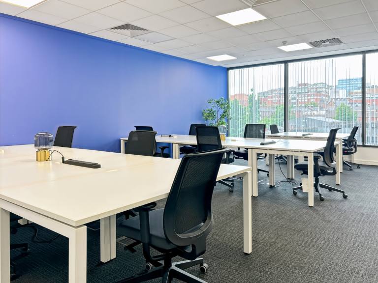 Belfast - BT2 8LA \ Move-In Ready Office Space with 3 Workstations