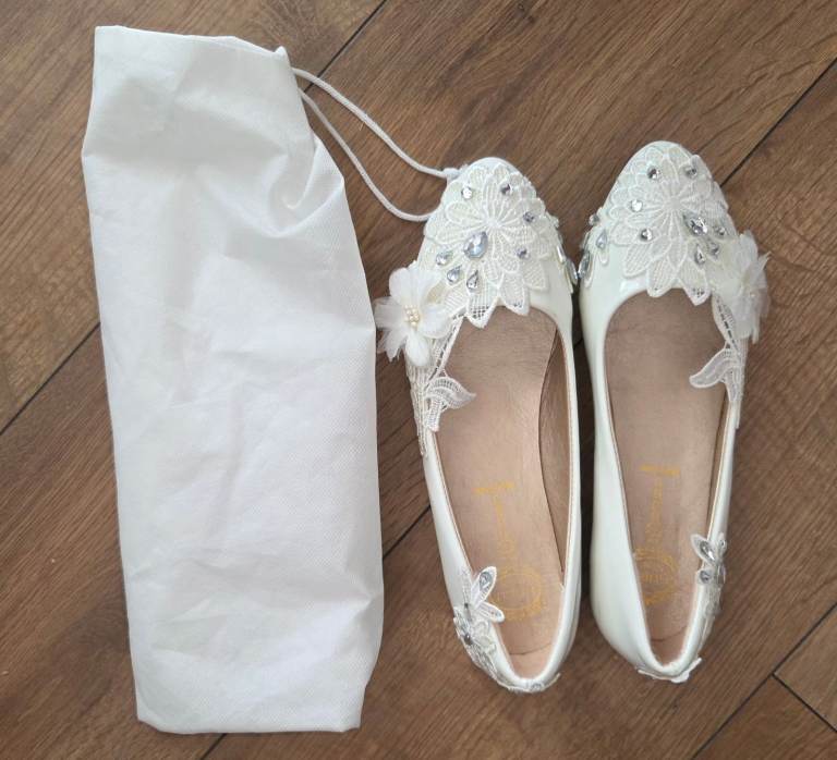 Beautiful Ivory Wedding Flats Size 39 (UK 6) with Lace & Crystals
