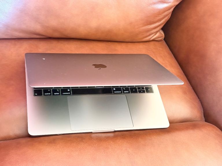 CAN HAND DELIVER, MACBOOK PRO 2019 13” LAPTOP I7, 512GB, 16 GB RAM, SPACE GREY, FULL WORKING ORDER 