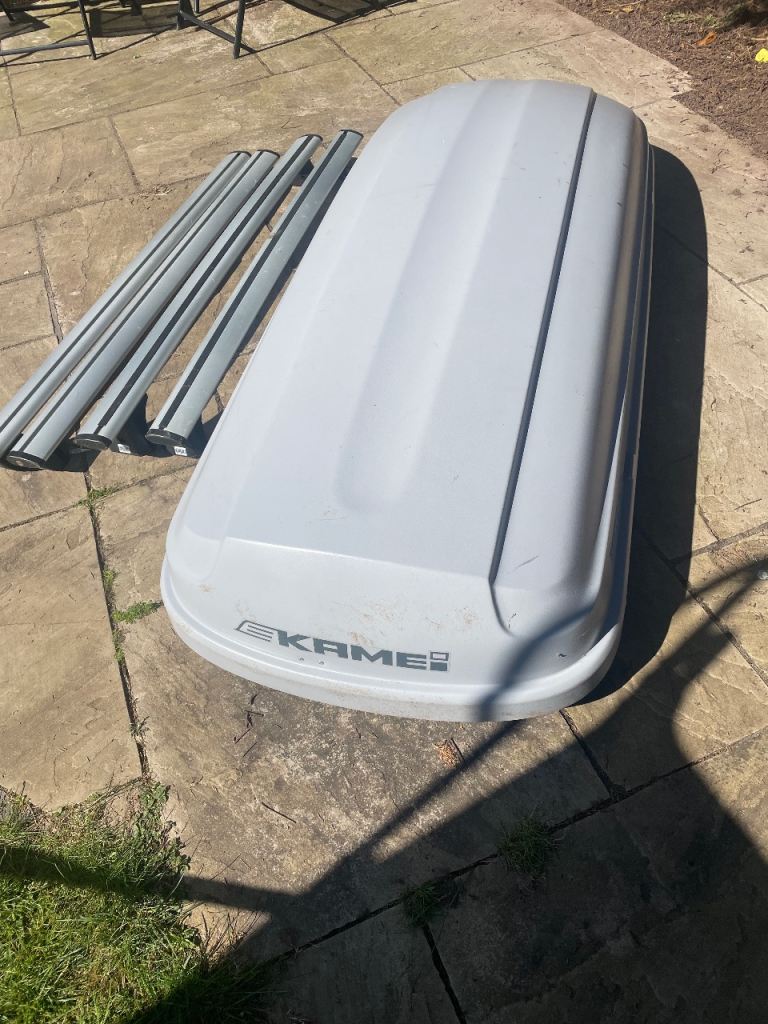 Kamei roof box and two sets of roof bars