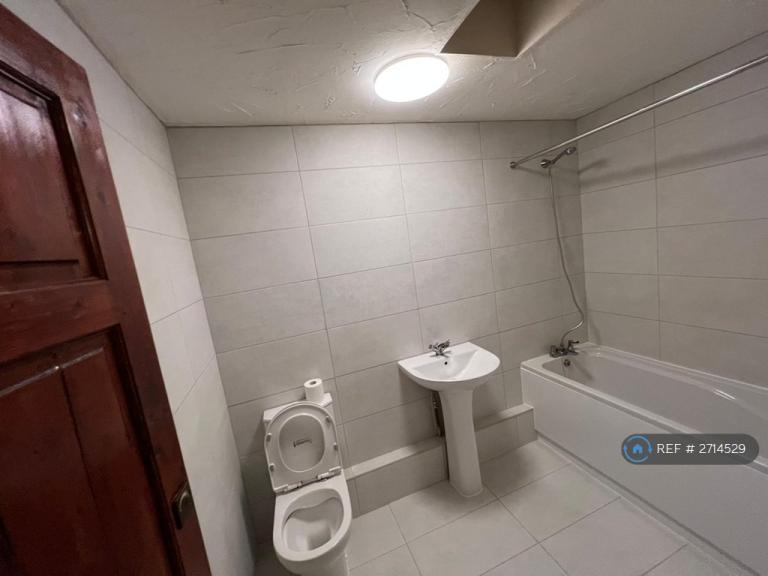 2 bedroom flat in Long Green, Chigwell, IG7 (2 bed) (#2714529)