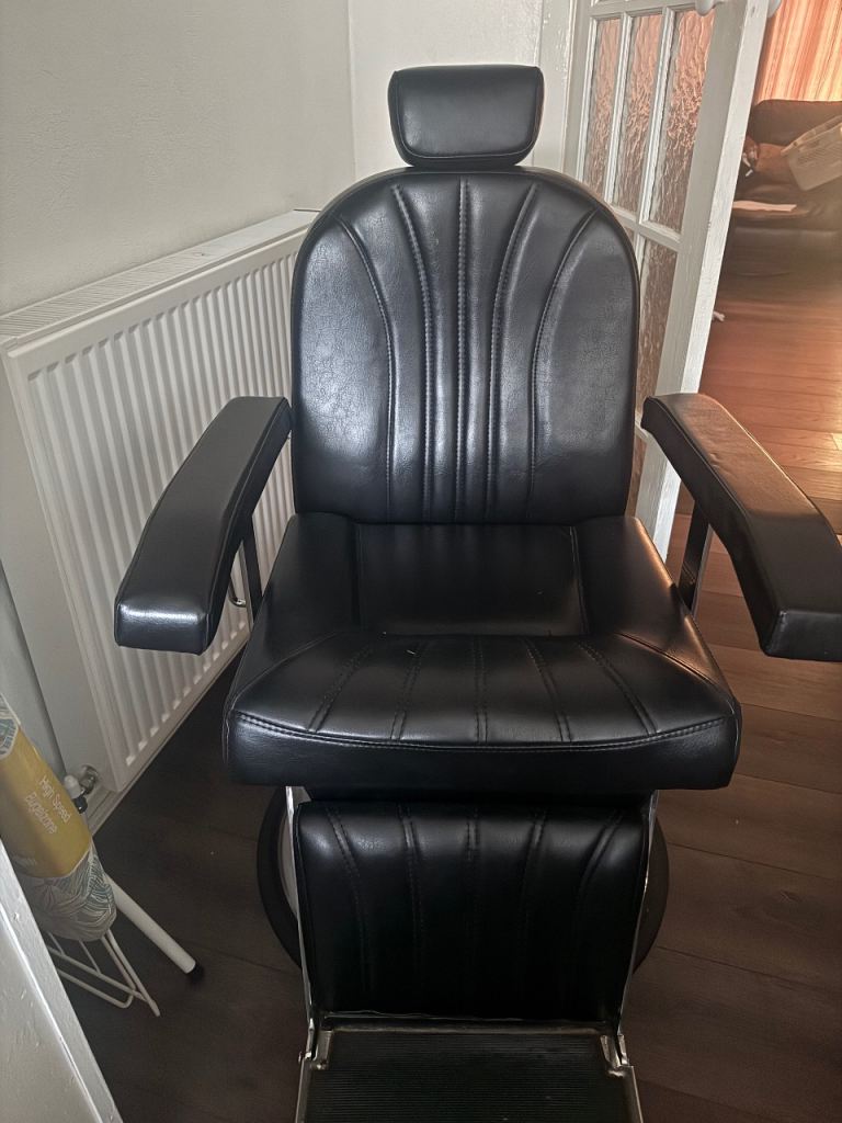 DIR Barber Chair Majesty – Black, Good Condition