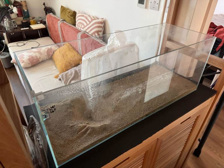 Free glass aquarium – 80 × 30 × 30 cm (approximately 72 litres)