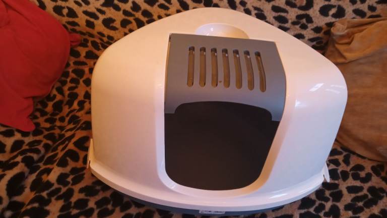Corner cat litter box large size good condition £10
