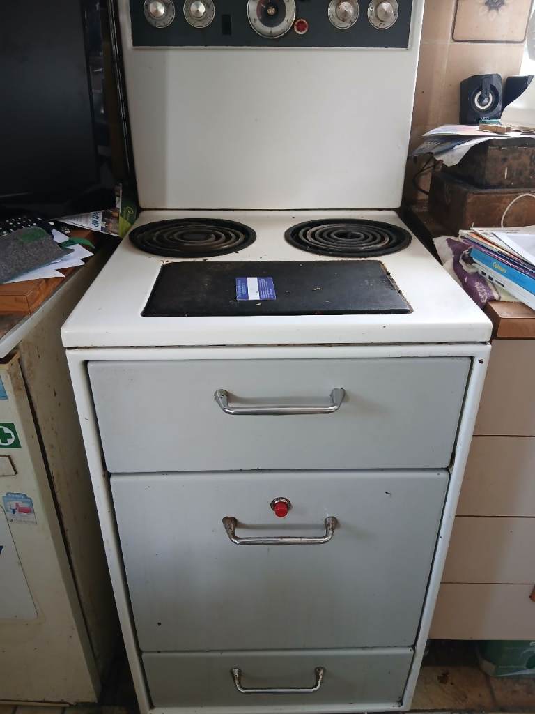 Vintage White Electric Freestanding Cooker with Hob Plates