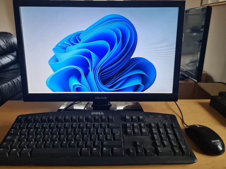 COMPUTER DISPLAY MONITOR that is also a DESKTOP TV & USB MULTIMEDIA PLAYER