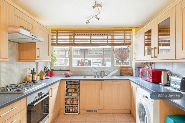 2 bedroom flat in Payne Street, London, SE8 (2 bed) (#2944741)