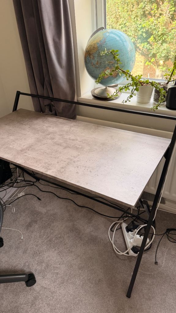 Foldable computer table