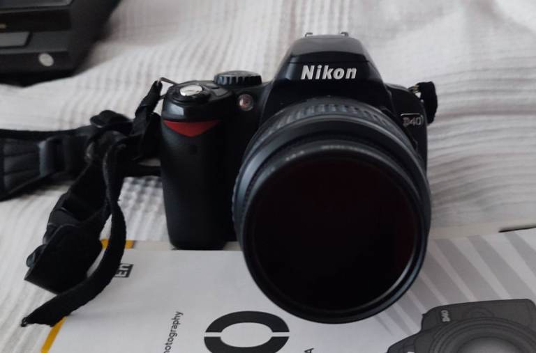Nikon D40 DSLR camera includes  Crumpler bag SD card and books