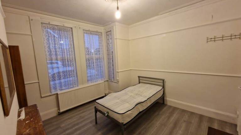 LARGE, FURNISHED  AND SPACIOUS ROOM. BILLS INCLUDED