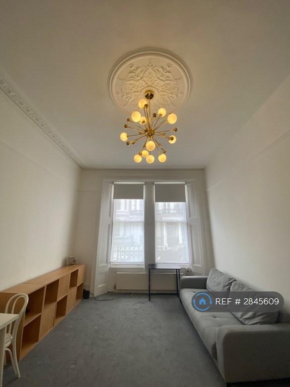 2 bedroom flat in Castletown Road, London, W14 (2 bed) (#2845609)
