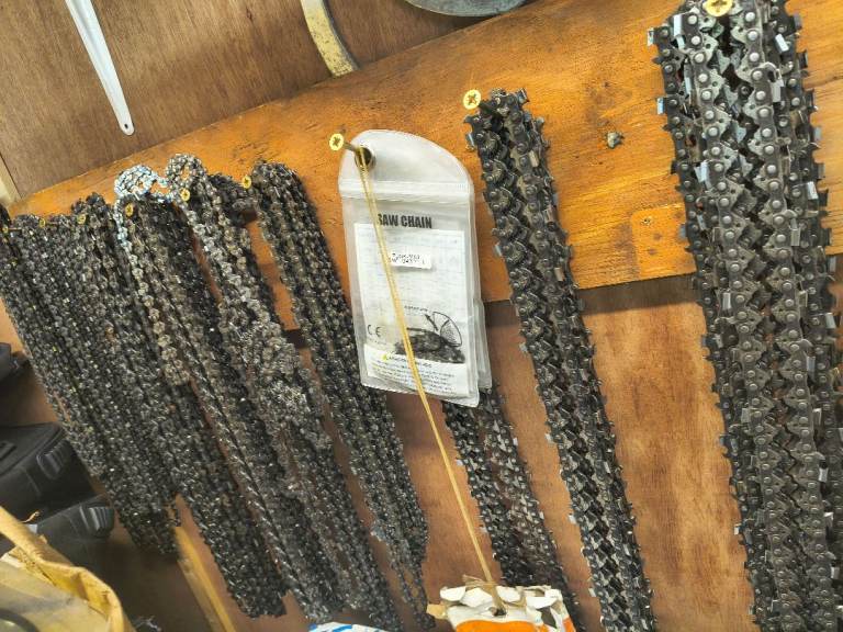 Chainsaw chains and sharpening machine