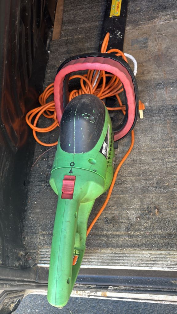 Electric Hedge Trimmer – Good Condition