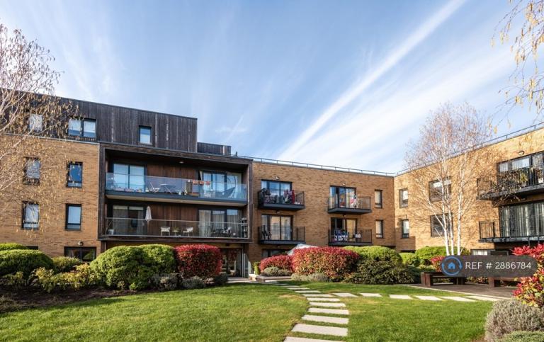 3 bedroom flat in Dowding Drive, London, SE9 (3 bed) (#2886784)