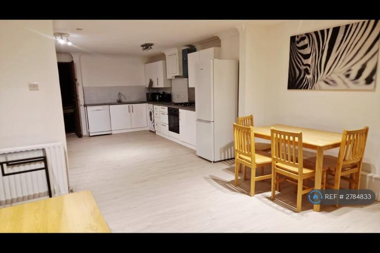 3 bedroom flat in Tennyson St, London, SW8 (3 bed) (#2784833)