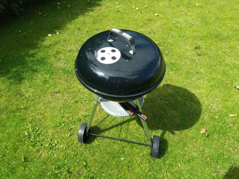 Weber Black Kettle charcoal Barbecue Grill on Wheels – Good Condition