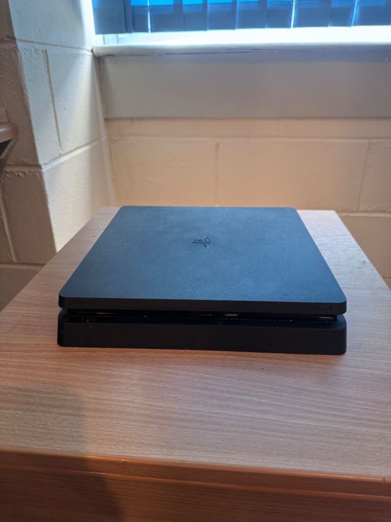 PlayStation 4 slim 