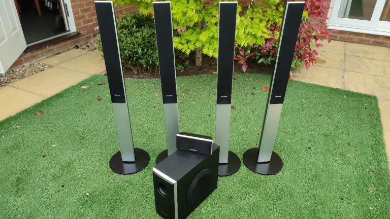 SAMSUNG 5.1 Surround Sound Tallboy Speakers Set (Six speakers).
