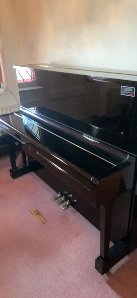 Black Gloss YAMAHA U1 Piano. Super condition.