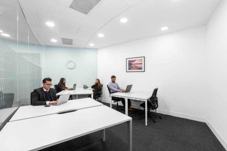 London - EC3A 8BF \ Office with 3 Desks for Rent