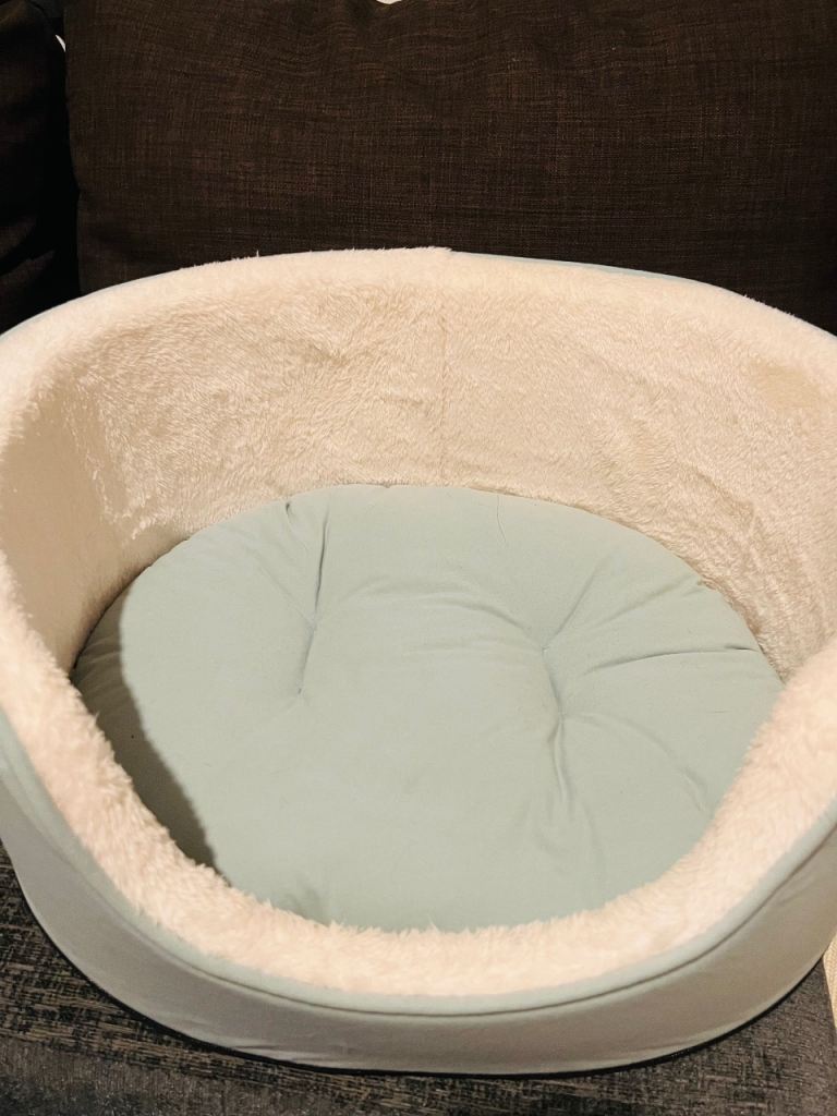 Medium Round Pet Bed for Dogs & Cats – Excellent Condition