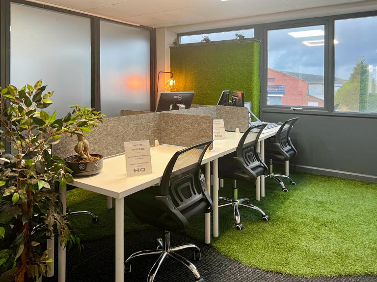 Leeds - LS286LE \ Desk Space Available in a Coworking Environment