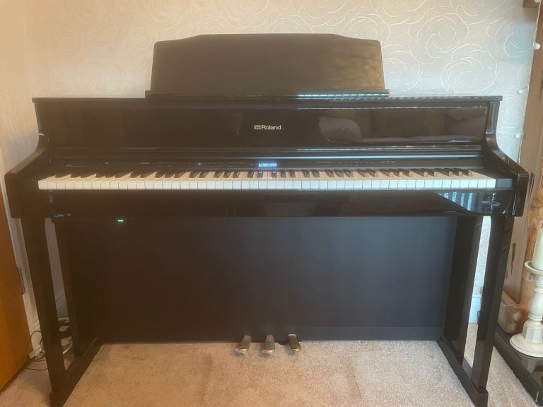Roland HP605 piano