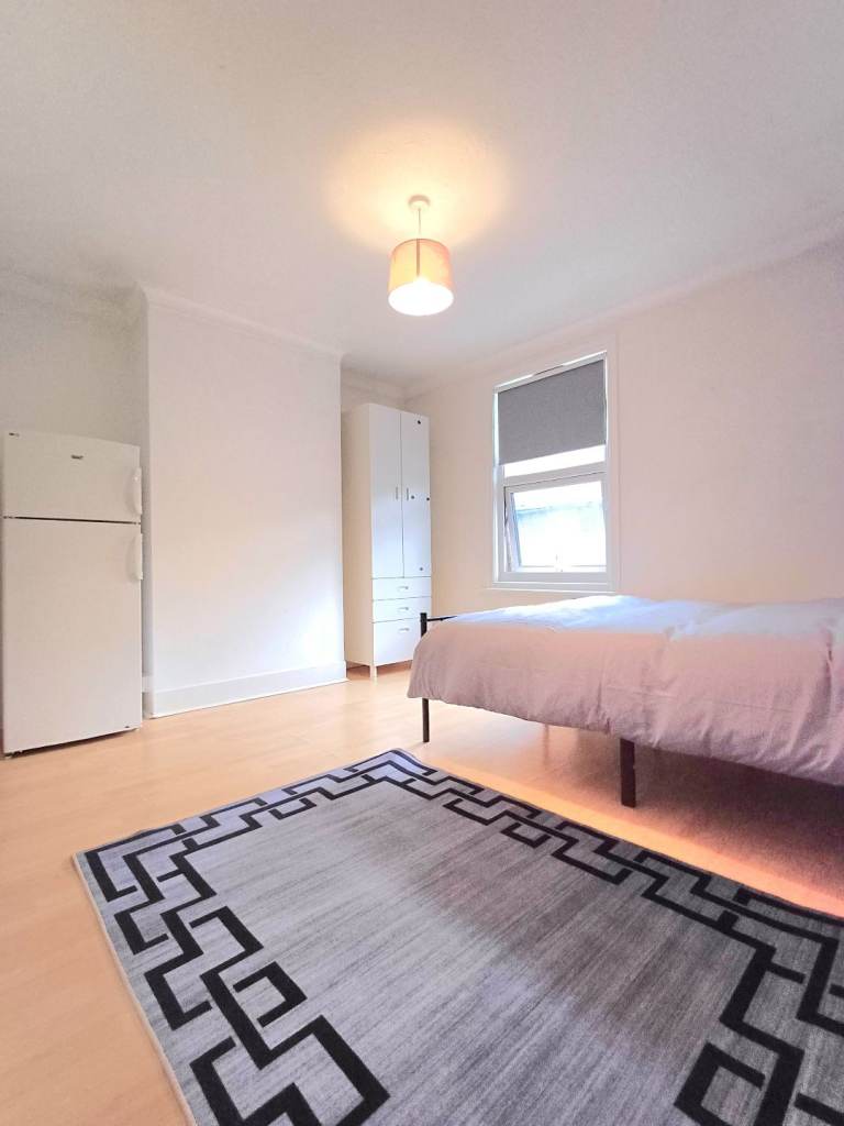 Fully Furnished Double Room | 2 Mins to Gillingham Station | Bills Included