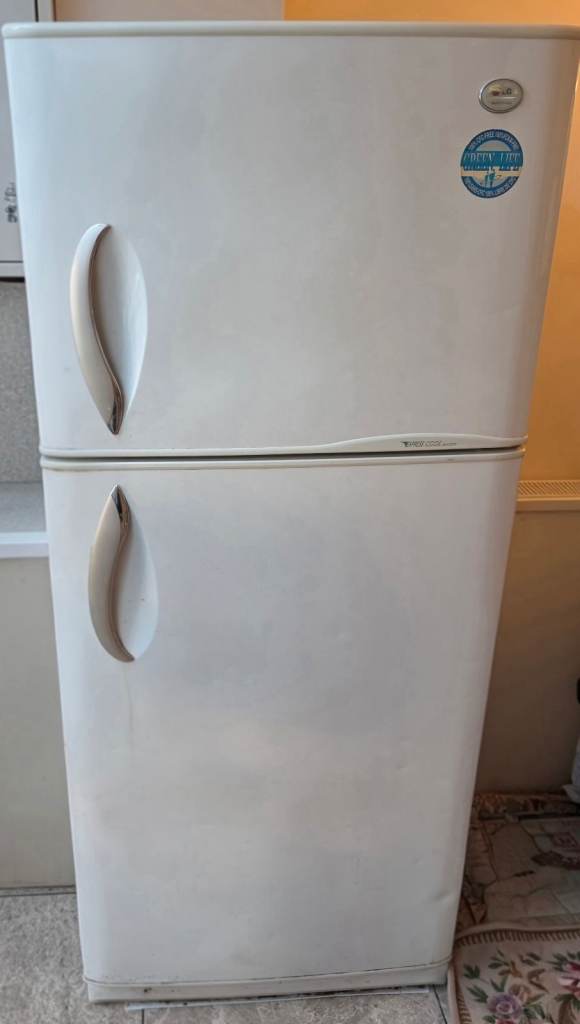 White Freestanding Fridge Freezer – Freezer working but not fridge