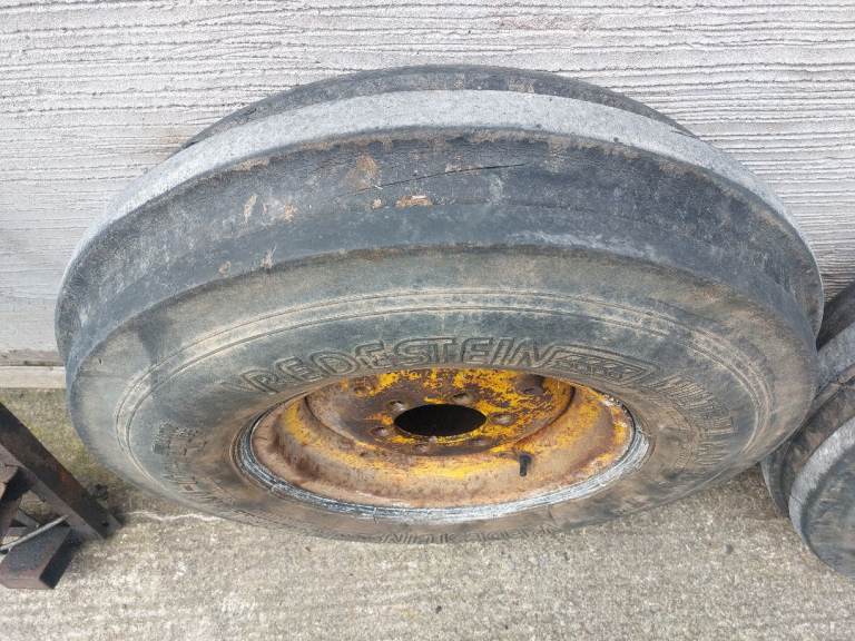 Massey ferguson front wheels 9.00 x 16