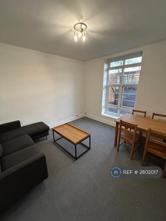 2 bedroom flat in Hartington Court, London, SW8 (2 bed) (#2802017)