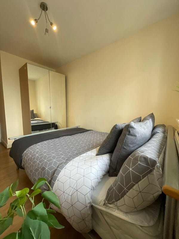 🌳🌸Double Room Available Now East India 🌳🌸