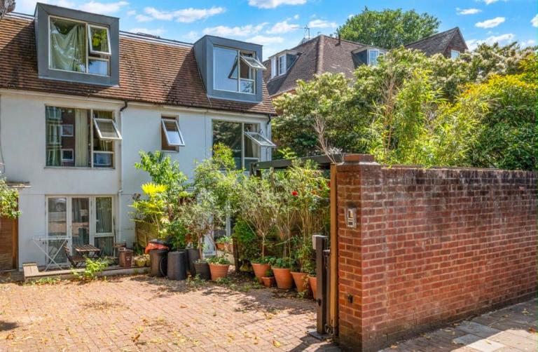 2 bedroom house - Augustus Road, SW19