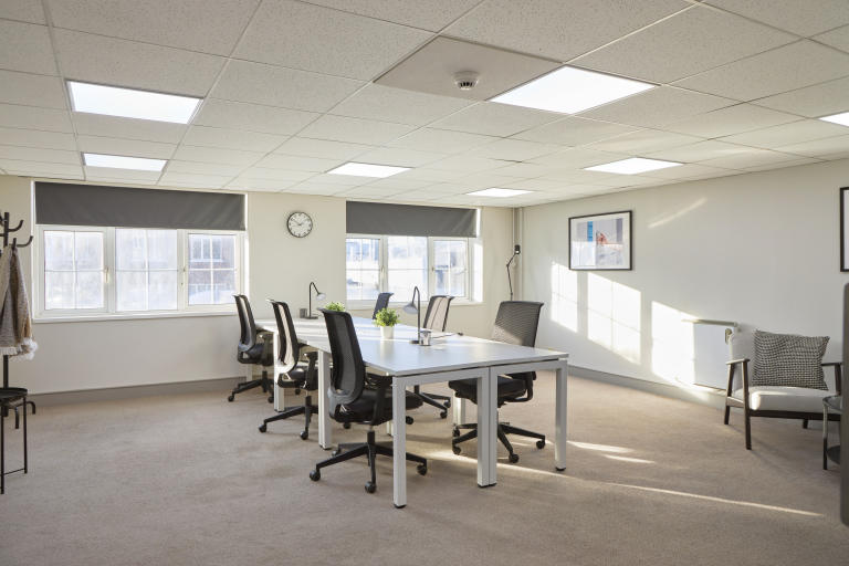 London - UB67JD \ Serviced Office with 4 Desks