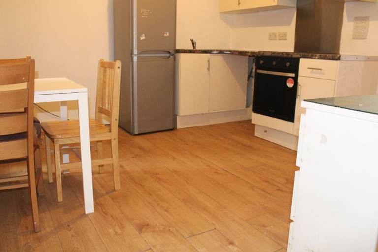 WONDERFUL GREAT VALUE 1 BEDROOM FLAT NEAR ZONE 3/2 TUBE, 24 HOUR BUSES AND HIGH ROAD SHOPS