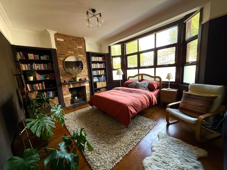 Bright and spacious kingsize room to rent in E6