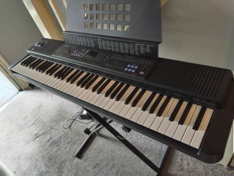 Electric keyboard Casio with power lead and stand in very good condition good working order 