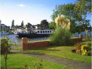 1 Bed Exective Riverside Apartment in Staines
