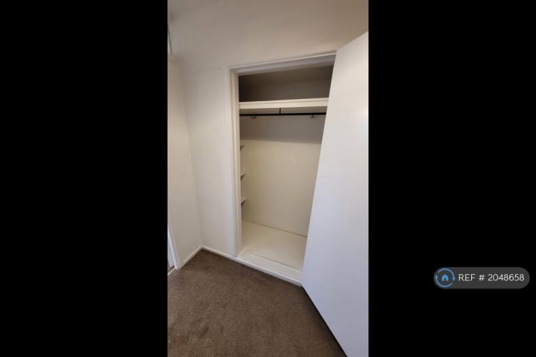 1 bedroom flat in Oakley House, Bromsgrove, B60 (1 bed) (#2048658)