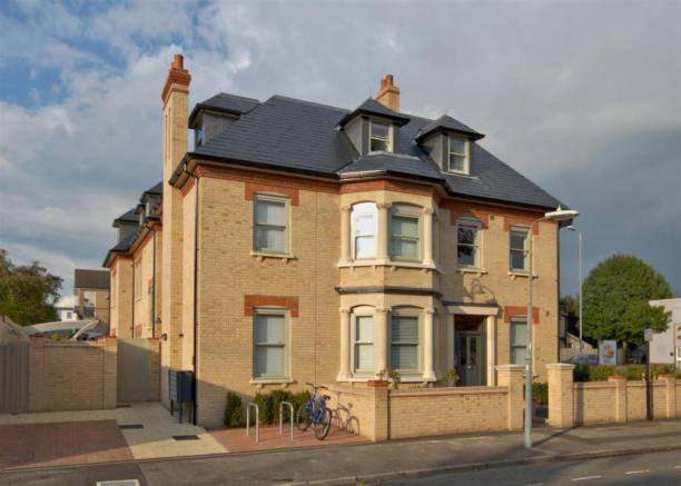 Large studio flat near the river (CB4 1JF).  Fully equipped with modern facilities